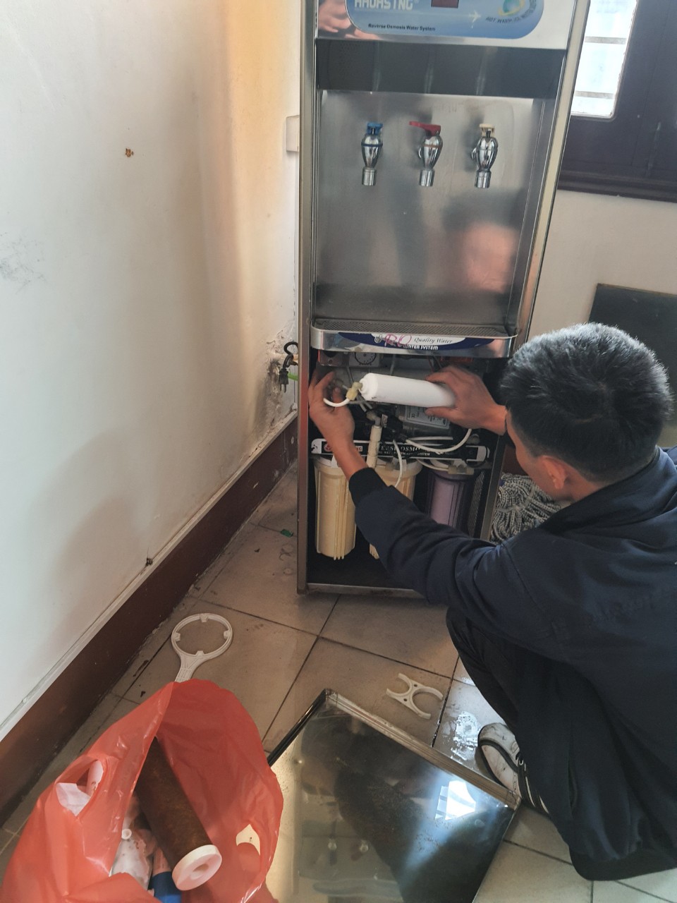 Thợ sửa máy lọc nước
